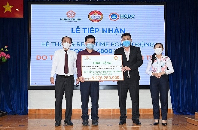 Tập đoàn Hưng Thịnh trao tặng hệ thống máy xét nghiệm tự động trị giá gần 5,3 tỷ đồng cho HCDC