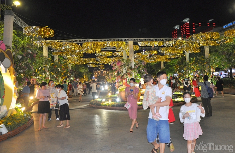 Khách tham quan thưởng lãm đường hoa Nguyễn Huệ Tết Nhâm Dân 2022 tăng hơn 400%