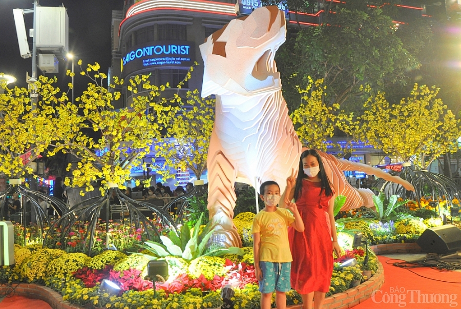 Khách tham quan thưởng lãm đường hoa Nguyễn Huệ Tết Nhâm Dân 2022 tăng hơn 400%