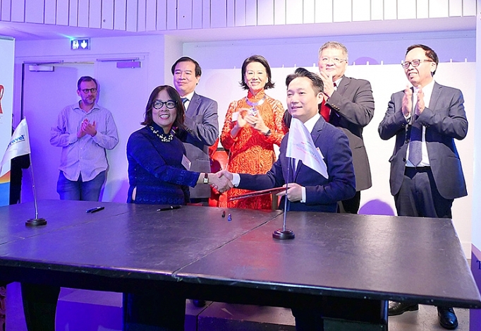 xuc tien quang ba du lich viet nam va tp ho chi minh tai phap