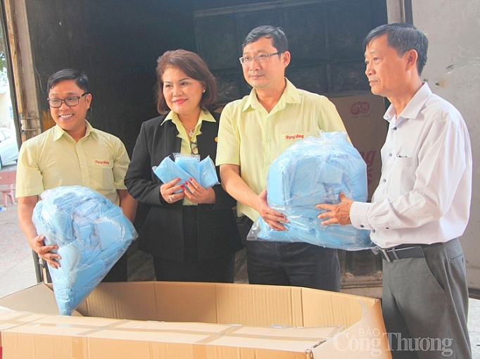 tang 20000 ao y te cho binh duong va long an phong chong dich covid 19