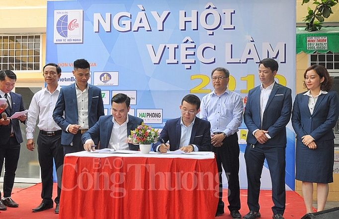 Doanh nghiệp tuyển dụng hơn 1.430 việc làm tại Ngày hội việc làm 2019 doanh nghiep tuyen dung hon 1430 viec lam tai cao dang kinh te doi ngoai