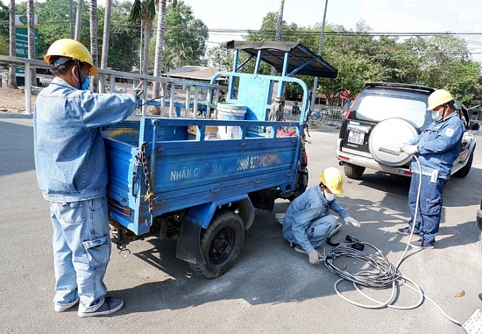 EVNHCM cấp điện cho 62 chốt, trạm kiểm dịch covid-19 dien luc tp ho chi minh san sang cap dien cho 62 chot tram kiem dich covid 19