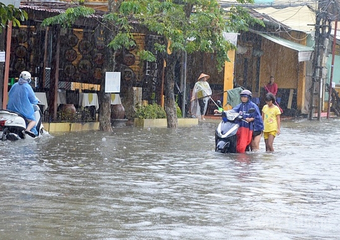 Người dân đề phòng tai nạn điện khi mưa bão nguoi dan de phong tai nan dien khi mua bao