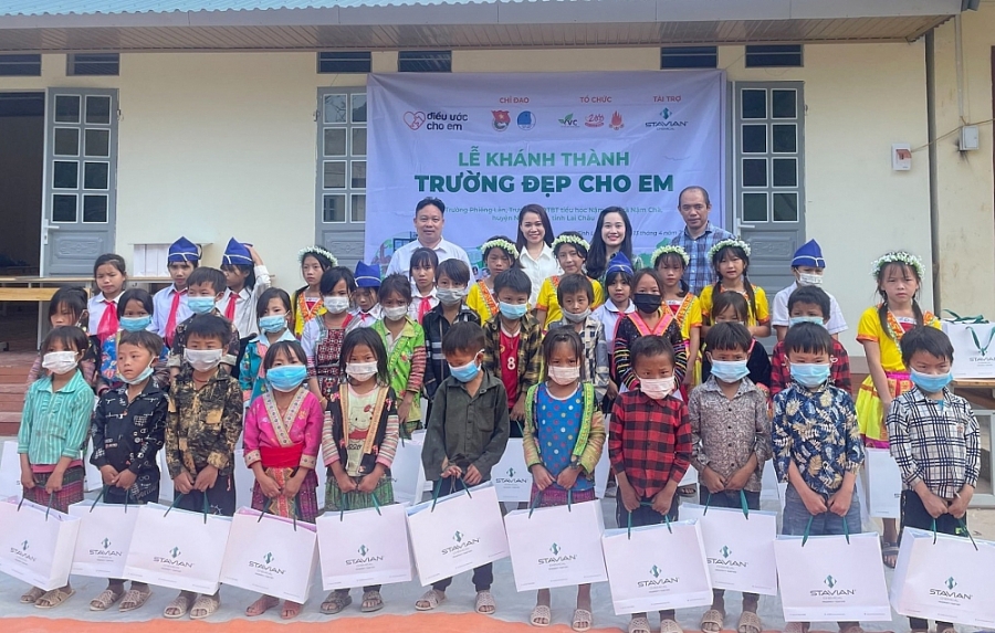 Trao tặng 5 điểm trường học mới cho các em học sinh vùng cao Tây Bắc