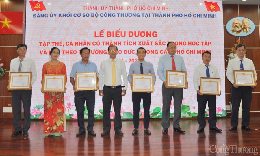 Biểu dương tập thể, cá nhân tiêu biểu trong học tập và làm theo tư tưởng, đạo đức, phong cách Hồ Chí Minh