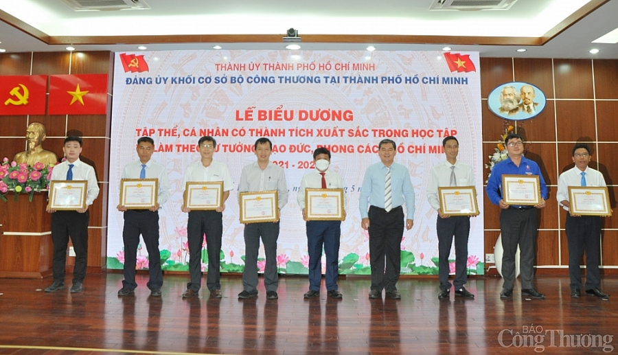 Biểu dương tập thể, cá nhân tiêu biểu trong học tập và làm theo tư tưởng, đạo đức, phong cách Hồ Chí Minh