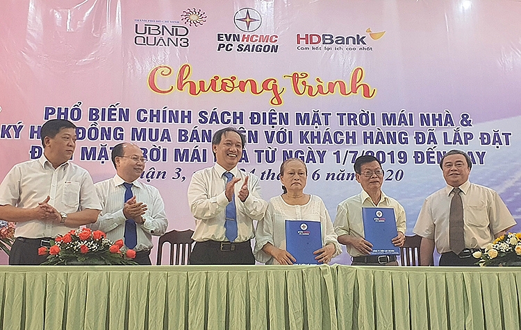 TP. Hồ Chí Minh: Khách hàng ký hợp đồng mua bán điện với ngành điện