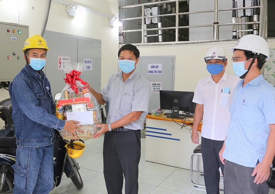EVNHCMC: Nhiều hỗ trợ cho công nhân trực ca vận hành cung cấp điện trong thời gian giãn cách