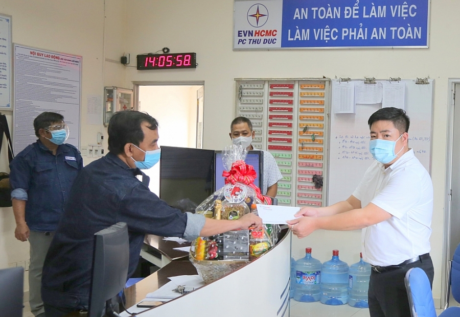 EVNHCMC: Nhiều hỗ trợ cho công nhân trực ca vận hành cung cấp điện trong thời gian giãn cách