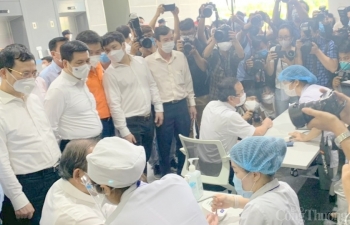 Bộ trưởng Nguyễn Hồng Diên tham dự Lễ khởi động chiến dịch tiêm vaccine phòng Covid-19 tại TP.Hồ Chí Minh