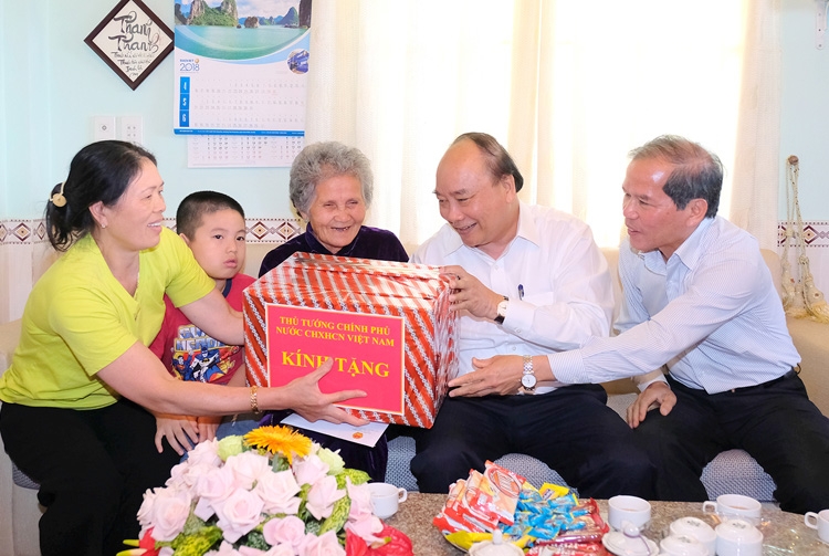 Thủ tướng Nguyễn Xuân Phúc thăm mô hình sản xuất rau an toàn tại Lâm Đồng thu tuong nguyen xuan phuc tham mo hinh san xuat rau an toan ung dung cong nghe cao lam dong