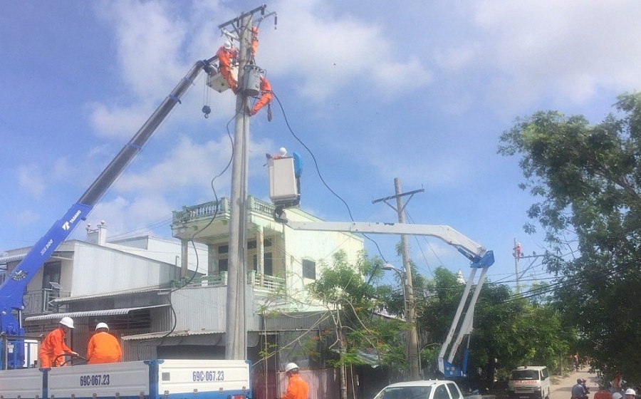 Nhiều giải pháp cấp điện an toàn mùa mưa bão các tỉnh phía Nam