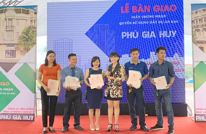 Bình Dương: Bàn giao sổ hồng dự án nhà ở thương mại Phú Gia Huy binh duong ban giao so hong du an nha o thuong mai phu gia huy