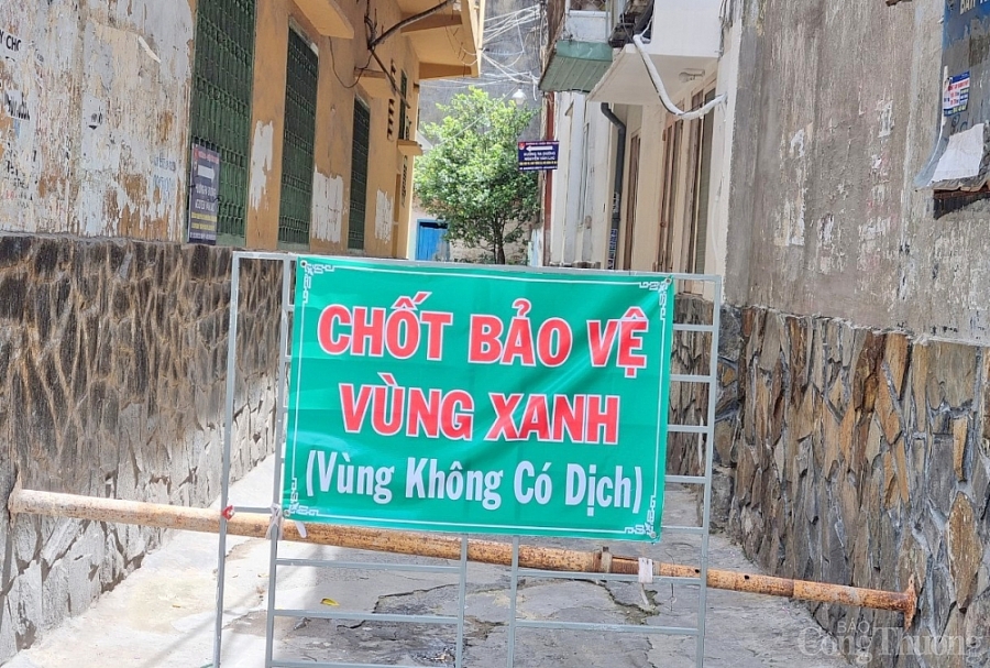 TP. Hồ Chí Minh: Nhân viên cung cấp thực phẩm hàng hóa trong “vùng xanh” phải mặc trang phục bảo hộ y tế