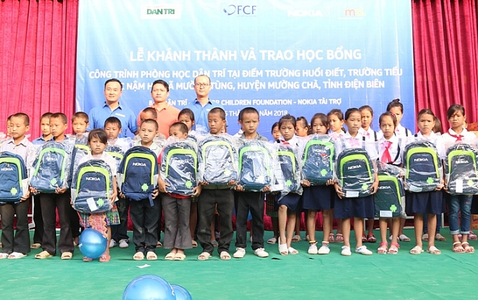 trao tang qua cho hoc sinh ngheo hieu hoc tai ba mien dat nuoc