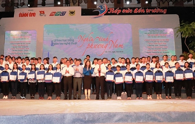 Trao 2,2 tỷ đồng học bổng cho tân sinh viên các tỉnh ĐBSCL trao 22 ty dong hoc bong cho tan sinh vien cac tinh dbscl