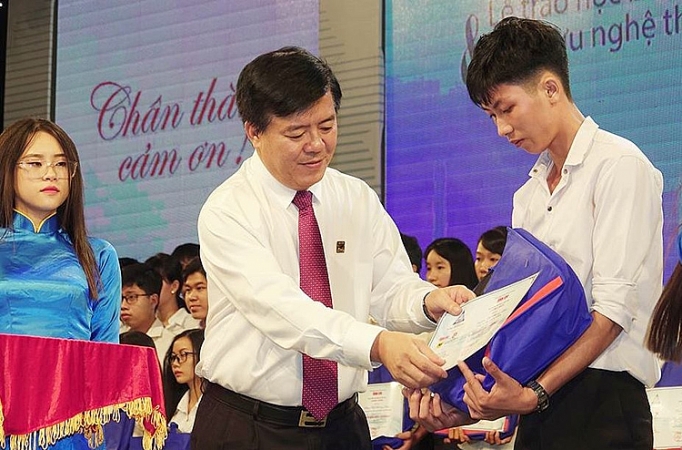 Trao 2,2 tỷ đồng học bổng cho tân sinh viên các tỉnh ĐBSCL trao 22 ty dong hoc bong cho tan sinh vien cac tinh dbscl