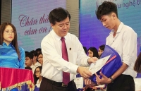 Trao 2,2 tỷ đồng học bổng cho tân sinh viên các tỉnh ĐBSCL