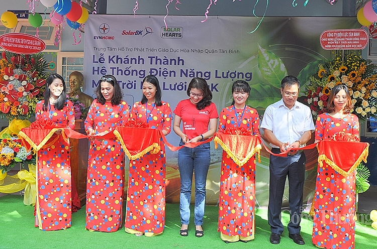Trao tặng hệ thống điện mặt trời áp mái cho Trung tâm hỗ trợ phát triển giáo dục hòa nhập Tân Bình