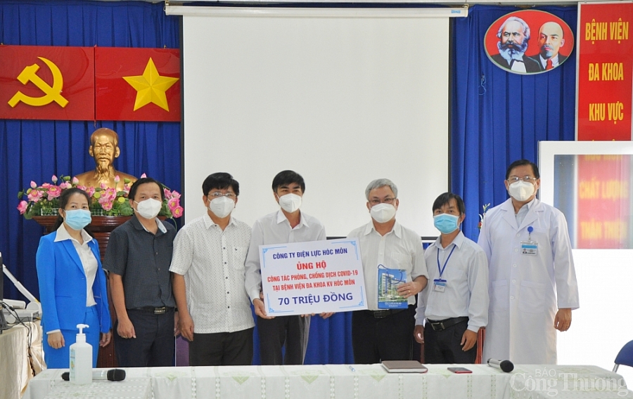 Ngành điện TP. Hồ Chí Minh: Trao tiền ủng hộ phòng, chống dịch Covid-19 cho ngành y tế