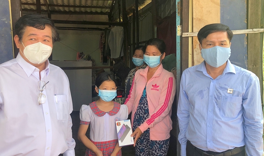 Ngành điện TP. Hồ Chí Minh trao học bổng, thiết bị học trực tuyến cho học sinh nghèo