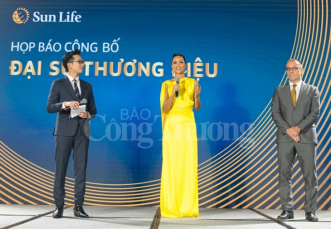 hoa hau hhen nie chinh thuc tro thanh dai su thuong hieu sun life viet nam