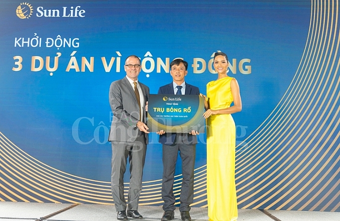 hoa hau hhen nie chinh thuc tro thanh dai su thuong hieu sun life viet nam
