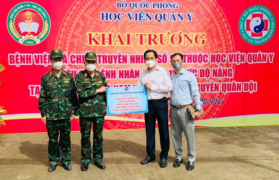 EVNHCMC tiếp tục ủng hộ 9 tỷ đồng cho các bệnh viện tuyến đầu điều trị Covid 19