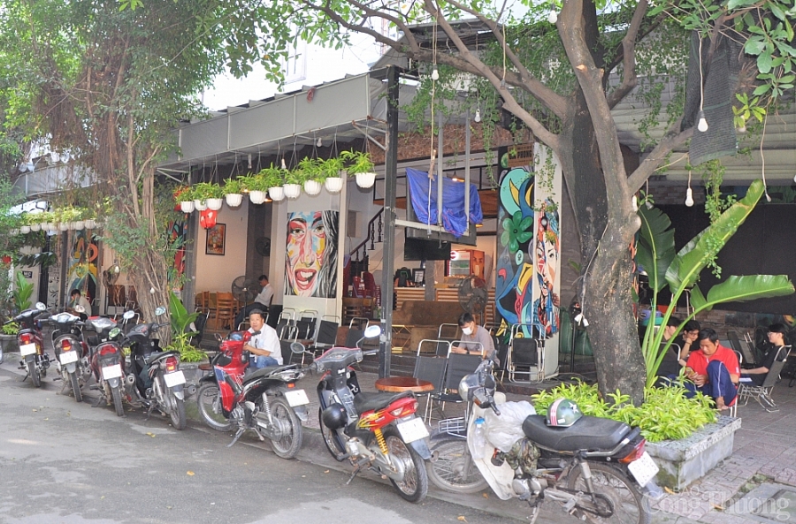 TP. Hồ Chí Minh: Hàng quán sôi động trong ngày đầu mở cửa phục vụ ăn uống tại chỗ TP. Hồ Chí Minh: Hàng quán sôi động trong ngày đầu mở cửa phục vụ ăn uống tại chỗ