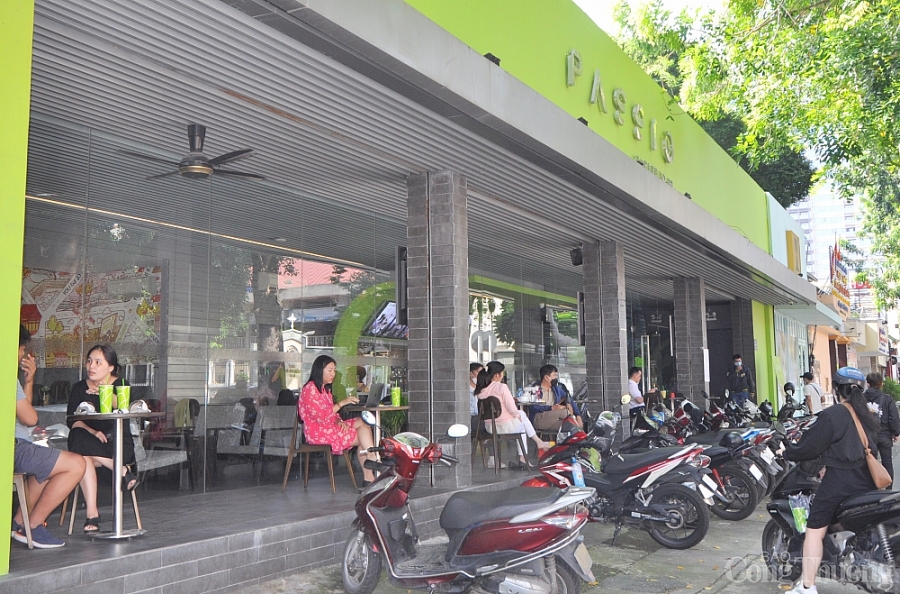 TP. Hồ Chí Minh: Hàng quán sôi động trong ngày đầu mở cửa phục vụ ăn uống tại chỗ TP. Hồ Chí Minh: Hàng quán sôi động trong ngày đầu mở cửa phục vụ ăn uống tại chỗ