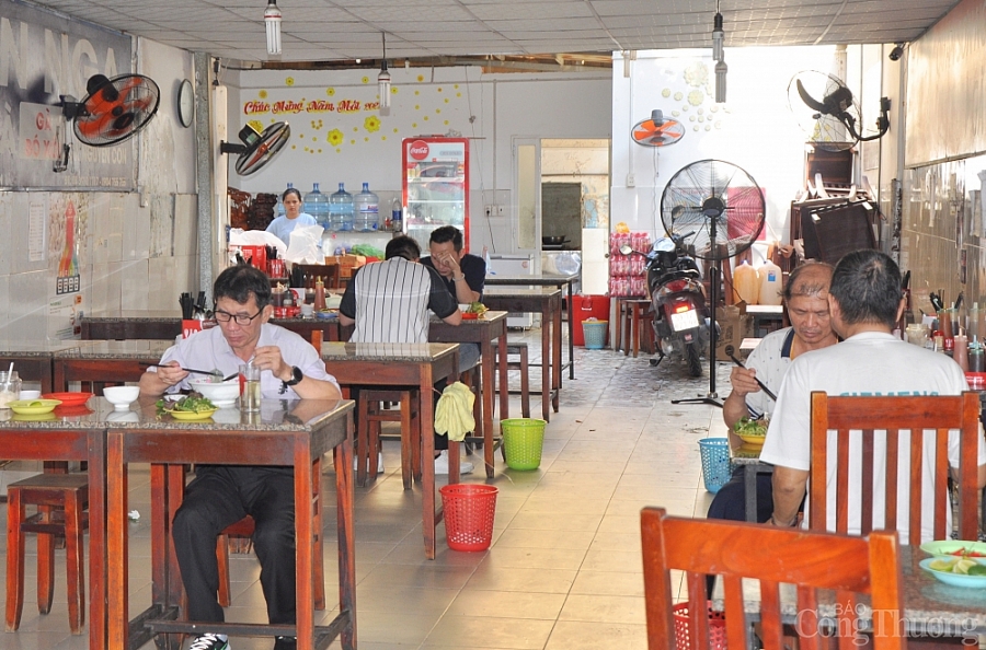 TP. Hồ Chí Minh: Hàng quán sôi động trong ngày đầu mở cửa phục vụ ăn uống tại chỗ TP. Hồ Chí Minh: Hàng quán sôi động trong ngày đầu mở cửa phục vụ ăn uống tại chỗ