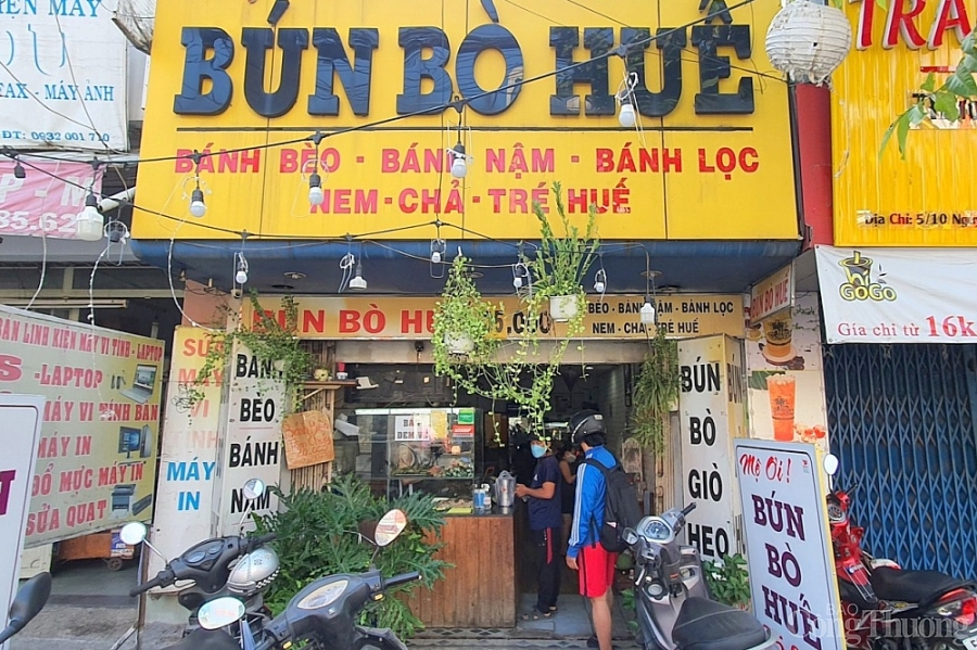 TP. Hồ Chí Minh: Hàng quán sôi động trong ngày đầu mở cửa phục vụ ăn uống tại chỗ TP. Hồ Chí Minh: Hàng quán sôi động trong ngày đầu mở cửa phục vụ ăn uống tại chỗ