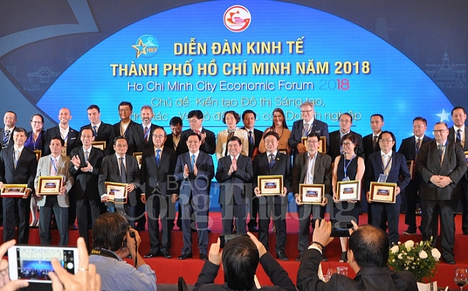 Doanh nghiệp đóng vai trò trung tâm trong quá trình xây dựng đô thị thông minh, sáng tạo doanh nghiep dong vai tro trung tam trong qua trinh xay dung do thi thong minh sang tao