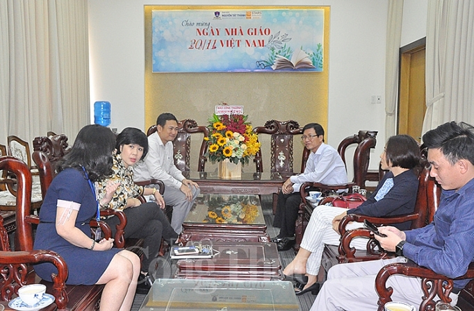 lanh dao bao cong thuong chuc mung cac truong nhan ngay nha giao viet nam