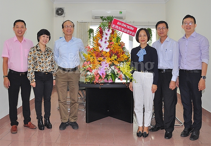 lanh dao bao cong thuong chuc mung cac truong nhan ngay nha giao viet nam