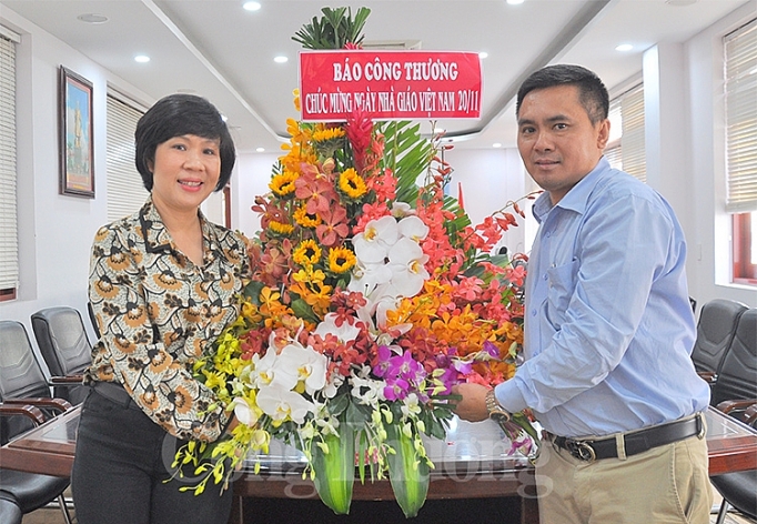 lanh dao bao cong thuong chuc mung cac truong nhan ngay nha giao viet nam