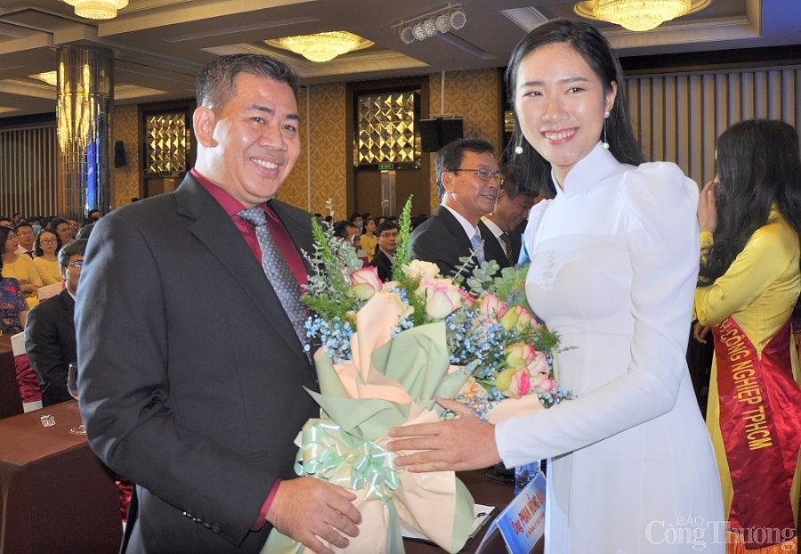 Ngày Nhà giáo Việt Nam: Tập thể, cá nhân Đại học Công nghiệp TP. Hồ Chí Minh được khen thưởng