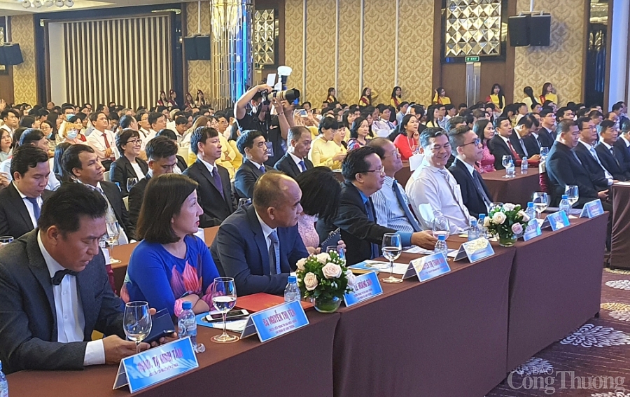 Ngày Nhà giáo Việt Nam: Tập thể, cá nhân Đại học Công nghiệp TP. Hồ Chí Minh được khen thưởng