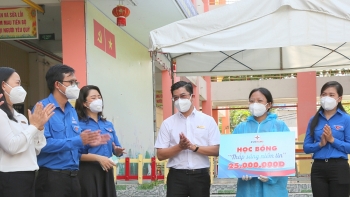 EVNHCMC trao học bổng cho gương sáng tình nguyện viên chống dịch