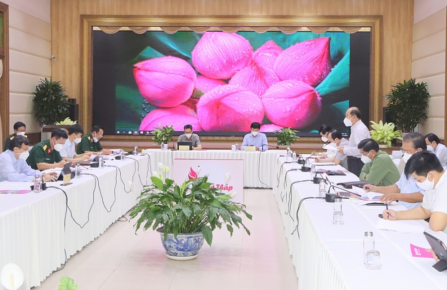 Đồng Tháp cần tăng tốc tiêm chủng vắc xin, duy trì hoạt động sản xuất kinh doanh