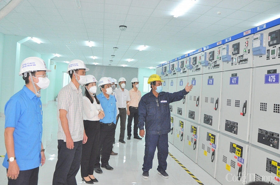 TP. Hồ Chí Minh: Gắn biển công trình điện chào mừng ngày truyền thống ngành điện