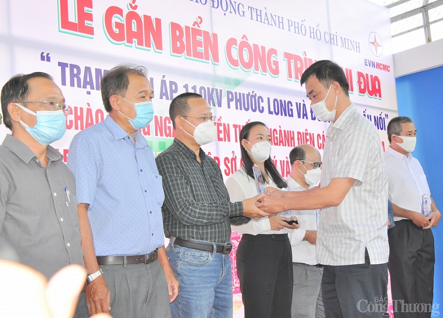 TP. Hồ Chí Minh: Gắn biển công trình điện chào mừng ngày truyền thống ngành điện