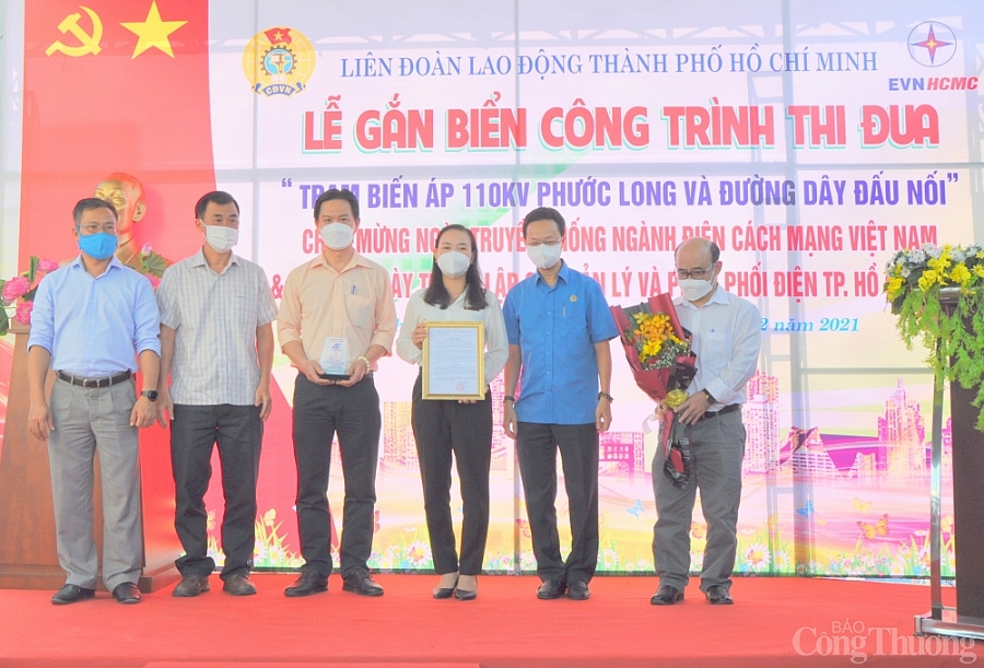 TP. Hồ Chí Minh: Gắn biển công trình điện chào mừng ngày truyền thống ngành điện
