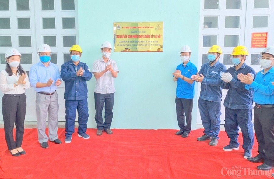 TP. Hồ Chí Minh: Gắn biển công trình điện chào mừng ngày truyền thống ngành điện