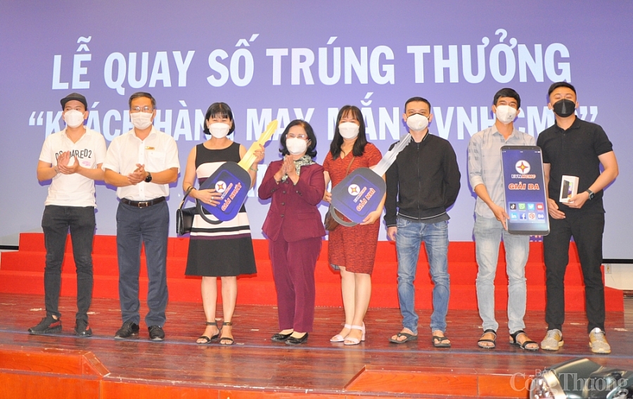 EVNHCMC: Trao nhiều giải thưởng có giá trị cho khách hàng cài app EVNHCMC CSKH