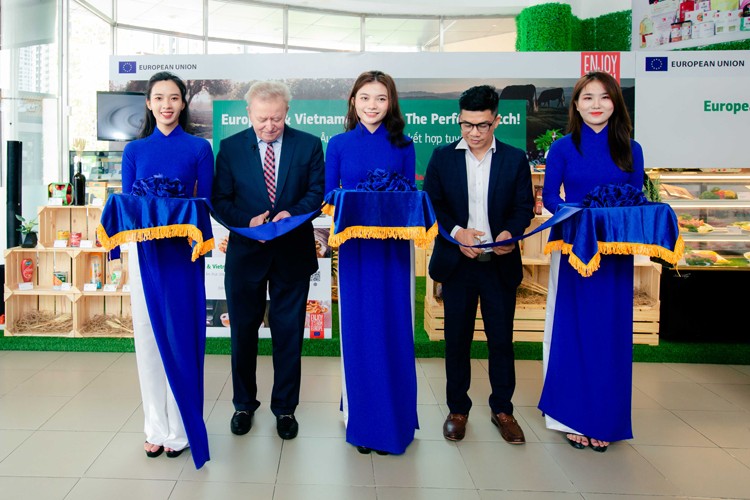 Ông Janusz Wojciechowski (thứ 2 từ bên trái) và Ông Tâm - Giám đốc Chiến lược sản phẩm của siêu thị Lotte Mart Nam Sài Gòn (thứ 2 từ bên phải) cắt băng khai mạc Lễ hội châu Âu Ông Janusz Wojciechowski (thứ 2 từ bên trái) và Ông Tâm - Giám đốc Chiến lược sản phẩm của siêu thị Lotte Mart Nam Sài Gòn (thứ 2 từ bên phải) cắt băng khai mạc Lễ hội châu Âu