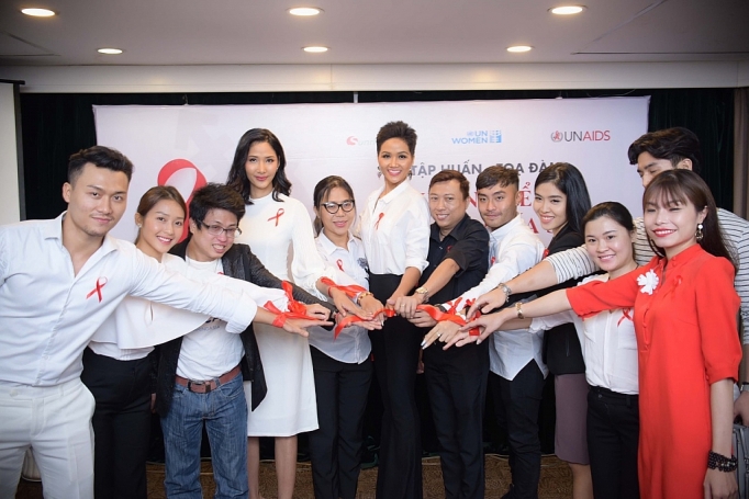 Tập huấn đặc biệt cho báo giới và nghệ sỹ Việt liên quan đến nhóm dễ bị tổn thương tap huan dac biet cho bao gioi va nghe sy viet lien quan den nhom de bi ton thuong