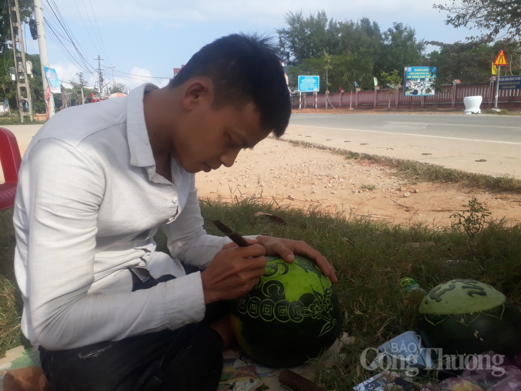 Ngồi vỉa hè khắc dưa hấu kiếm tiền triệu những ngày cận Tết ngoi via he khac dua hau kiem tien trieu nhung ngay can tet