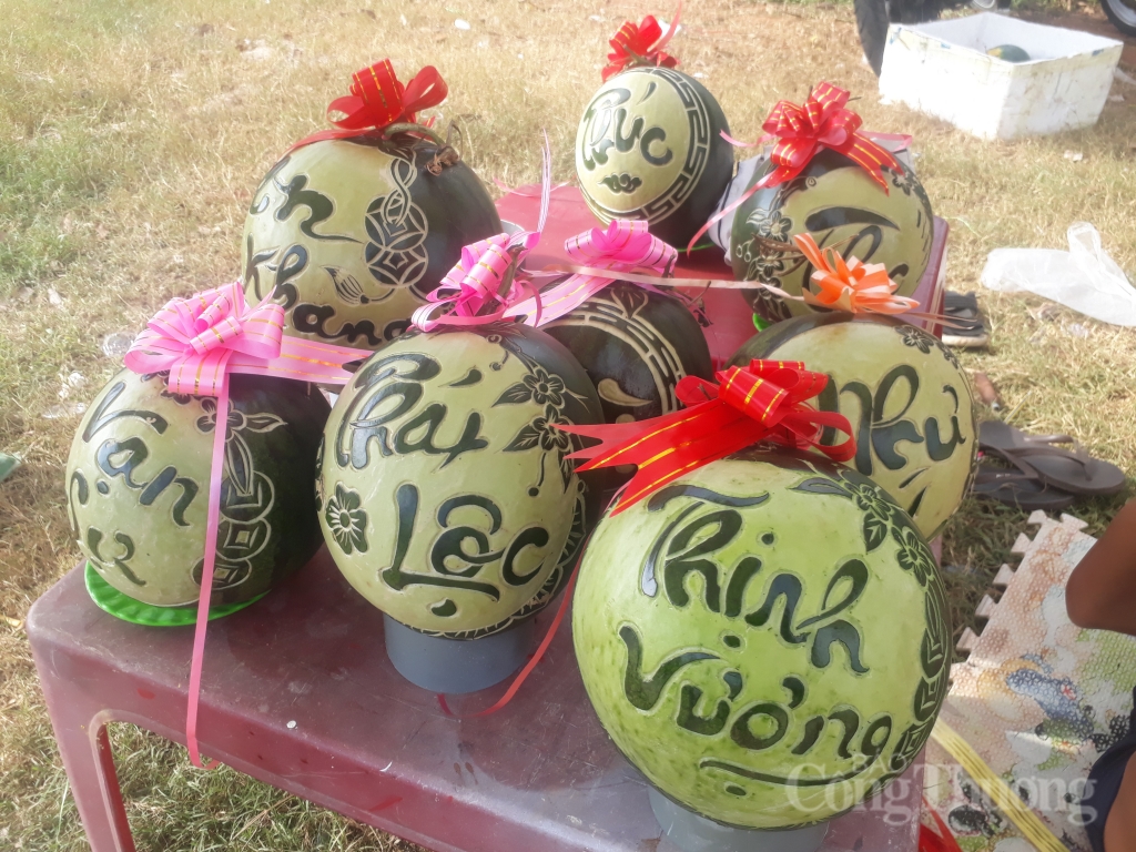 Ngồi vỉa hè khắc dưa hấu kiếm tiền triệu những ngày cận Tết ngoi via he khac dua hau kiem tien trieu nhung ngay can tet